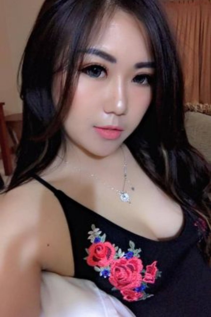 Medina – 22yo Malay Escort KL | Natural 34C Incall Outcall